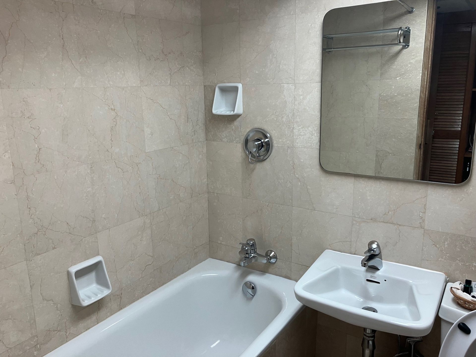 Deluxe Twin bathroom