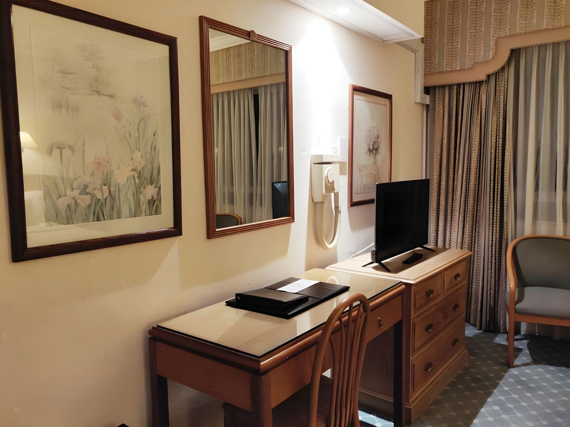 Deluxe Twin desk